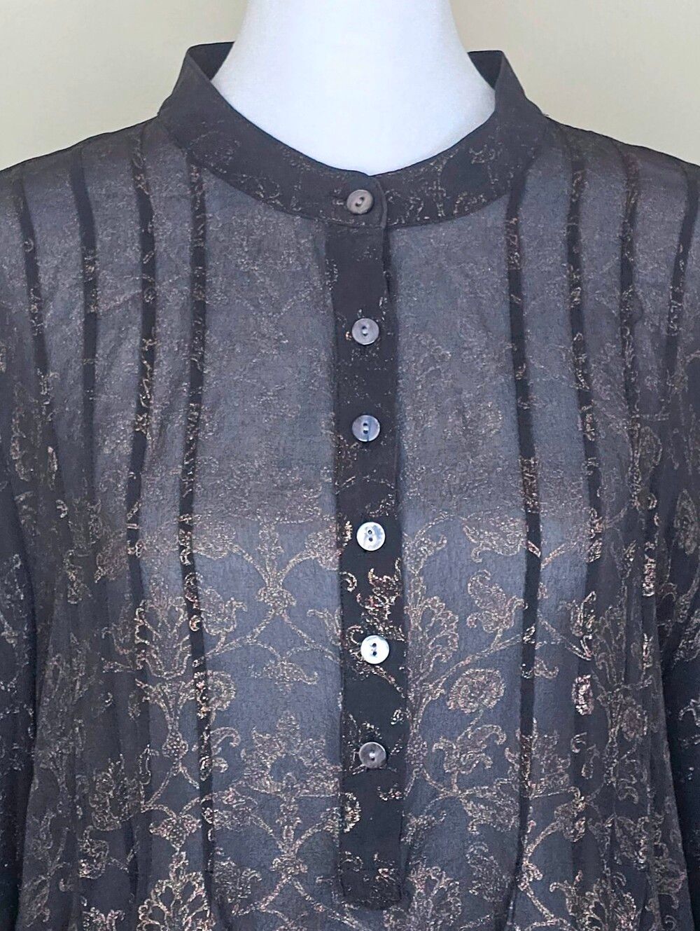 CHICO'S 100% Silk Sheer Foil Floral Blouse Mandarin Collar Pintuck Size 3 - Picture 5 of 13